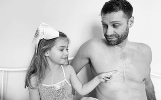 Bố xăm hình giống vết sẹo phẫu thuật tim của con gái 