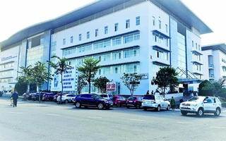 Bé trai 12 tuổi dập nát 2 bàn tay, mờ mắt do pháo nổ