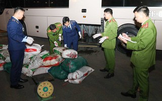 Bắt xe khách chở hơn 800kg mỡ hôi thối về Hà Nội tiêu thụ