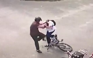 Một học sinh lớp 9 bị cha của bạn đánh phải nhập viện cấp cứu