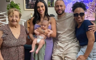 Tuyên bố chia tay Neymar, nữ người mẫu vẫn tươi cười xuất hiện cạnh gia đình bạn trai cũ