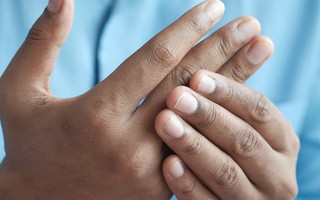 Ung thư phổi có thể 'phát' dấu hiệu cảnh báo ở tay: Chuyên gia nhắn nếu thấy phải đi khám