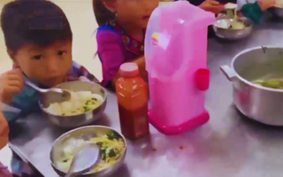 11 học sinh, 2 gói mì tôm chan cơm nhưng hiệu trưởng vẫn khẳng định "đủ cho các cháu ăn": Có lạnh lùng quá không?