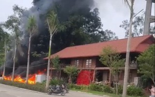 Cháy nhiều xe điện trong khu du lịch nghỉ dưỡng ở Phú Thọ