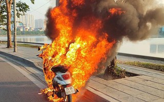 Xe máy bốc cháy ngùn ngụt trên đường ở Hà Nội
