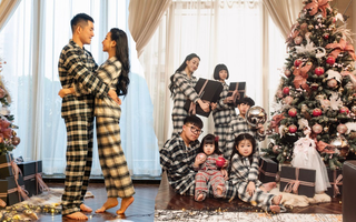 Bộ ảnh Giáng sinh siêu đặc biệt của hotmom "triệu đô" 7 con