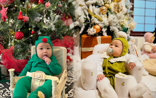 Em bé 5 tháng tuổi chưa biết ngồi sẽ check-in "Noel đầu tiên" như thế nào?