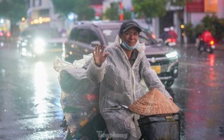 Mưa lớn trái mùa trước giờ đếm ngược đón năm mới 2024 ở TPHCM
