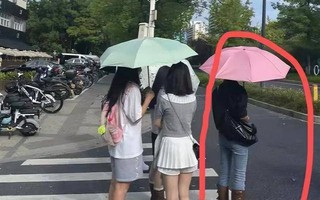 Bức ảnh chụp trộm trong trường ĐH bất ngờ viral khắp mạng: Khi "bóng lưng của một người cũng tiết lộ gia cảnh"