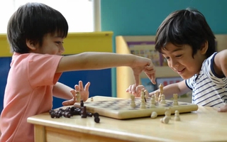 'Giải mã' cảm xúc đố kỵ của trẻ
