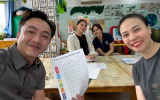 Lần đầu đi họp phụ huynh cho con gái, vợ chồng Cường Đô La nghe cô giáo nói gì mà cười không ngớt?