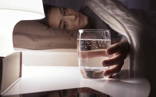 Làm 1 việc 5 phút trước khi đi ngủ có thể ngăn ngừa bệnh tim mạch, kiểm soát đường máu và tốt cho hô hấp