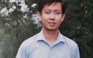 Bị phụ huynh chèn ép, thầy giáo bất lực trầm mình xuống sông để bảo vệ danh dự: "Thà chết cũng không xin lỗi"