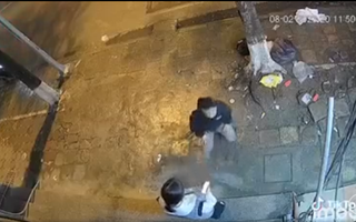 Xin lỗi bạn gái nhiều lần không được, chàng trai có hành động lạ giữa đường phố mặc kệ bao người nhìn