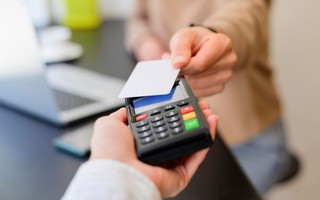 Làm thế nào để sử dụng thẻ tín dụng như thẻ ghi nợ?