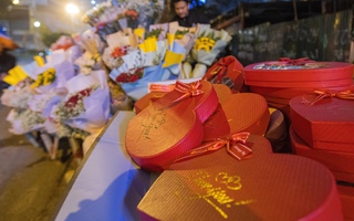 Khách thích đồ độc lạ, hàng nhập ngoại lên ngôi mùa Valentine 2023