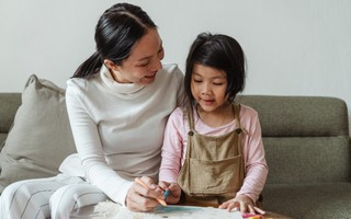 Nhiều cha mẹ nhầm lẫn giáo dục không đòn roi thành nuông chiều: Chuyên gia chỉ rõ đây là mới là quy tắc nuôi dạy con tích cực