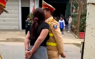 Xôn xao clip người phụ nữ bị còng tay lăng mạ, đụng chạm thân thể vào CSGT