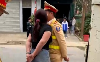 Khởi tố vụ án người phụ nữ lăng mạ, đụng chạm thân thể vào CSGT