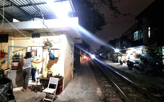Nữ nhân viên gác chắn tàu hỏa bị nhóm đàn ông hành hung: "Tôi vẫn chưa hết sợ"