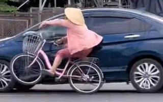 TP.HCM: Cảnh sát lên tiếng vụ người phụ nữ đi xe đạp va quệt với ô tô nhưng bị nói dàn cảnh ăn vạ