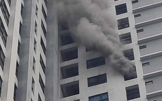 Hà Nội: Cháy căn hộ tầng 22 chung cư Goldmark City, khói đen bốc nghi ngút