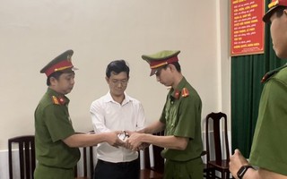 "Cố vấn pháp lý" của bà Phương Hằng xộ khám vì lá đơn của ca sĩ Vy Oanh