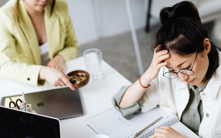 Chuyên gia kinh tế gây sốc với phát ngôn: “Giới trẻ hiện nay lương thấp do THIẾU NĂNG LỰC”