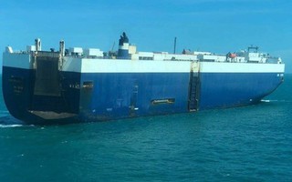 Tàu chở hơn 4.500 ôtô đang cháy trên vùng biển Vũng Tàu