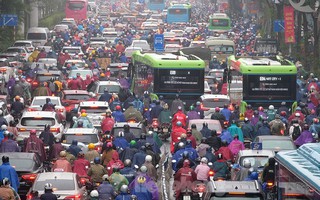 Người Hà Nội "chôn chân" trong mưa phùn gió bấc đến công sở ngày đầu tuần