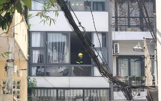 TP.HCM: Cháy nhà 5 tầng trong hẻm, cảnh sát đeo mặt nạ dập lửa