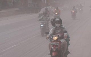 Núi lửa Merapi ở Indonesia phun trào mây nóng dữ dội