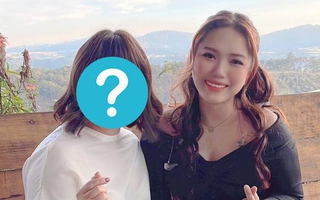 Đến Thùy Chi khi cover vẫn bị bảo không vượt qua được "bản gốc" đang ngồi ngay bên dưới!