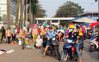 Mất việc, thu nhập giảm, nhiều công nhân ở TP.HCM muốn bỏ phố về quê