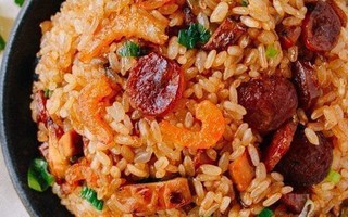 Nhìn qua tưởng cơm, lúc ăn mới ngạc nhiên hóa ra là món xôi chiên lạp xưởng dẻo ngon bất ngờ