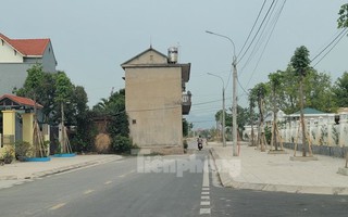 Kỳ lạ ngôi nhà "mọc" giữa đường ở Quảng Ninh