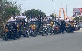 Chính quyền nói gì về vụ người đẹp ngồi xe Jeep cắm cờ nước ngoài, tài xế mặc rằn ri?
