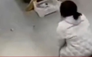 Cô gái 28 tuổi bị bố mẹ kiểm soát tới nỗi đôi giày 700 nghìn cũng không được mua