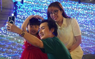 Hàng nghìn người dân TPHCM đổ về "công viên ánh sáng" vui chơi cuối tuần