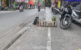 Vạch kẻ đường chia đôi vỉa hè Hà Nội, phần dành cho người đi bộ chỉ rộng "một viên gạch"