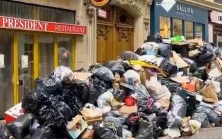 Hơn 9.300 tấn rác thải trên đường phố thủ đô Paris không được thu gom