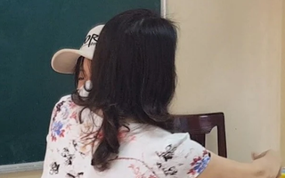 Ngẫm từ vụ cô giáo cắt tóc nữ sinh ngay trên bục giảng: Làm sai vai trò nhà giáo