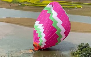 Khinh khí cầu bỗng dưng lao xuống hồ từ độ cao 21 mét do gặp sự cố khiến nhiều du khách hoảng loạn