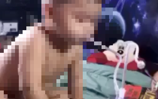Công an truy tìm cha dượng trong clip bé 3 tuổi hút ma túy đá