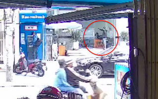 Nam thanh niên cầm vật giống súng xông vào ngân hàng ở TPHCM