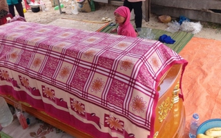 Đi gùi nước, ba em nhỏ chết đuối thương tâm