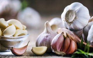 Tuyệt chiêu bóc vỏ tỏi đơn giản, nhanh chóng không sợ ám mùi