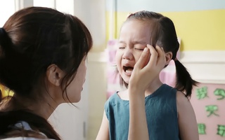 Con bị ức hiếp ở trường mẫu giáo, cha mẹ nhận biết và xử lý đúng hướng nhờ 4 câu hỏi này