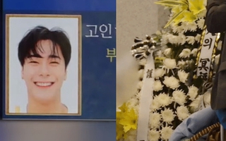 Hé lộ hình ảnh đầu tiên bên trong tang lễ Moonbin (ASTRO), nụ cười rạng rỡ trên di ảnh khiến người hâm mộ xót xa