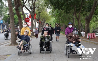Người Hà Nội lôi áo rét ra mặc giữa mùa hè